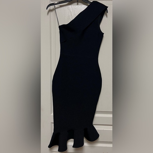 Dresses & Skirts - Black one-shoulder trumpet bodycon dress